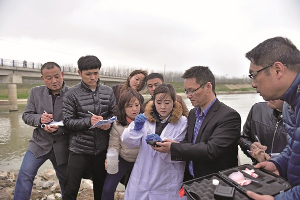 3月20日，安徽合肥市包河区环境监测站对辖区河流的化学需氧量、氨氮总量浓度等进行检测.jpg