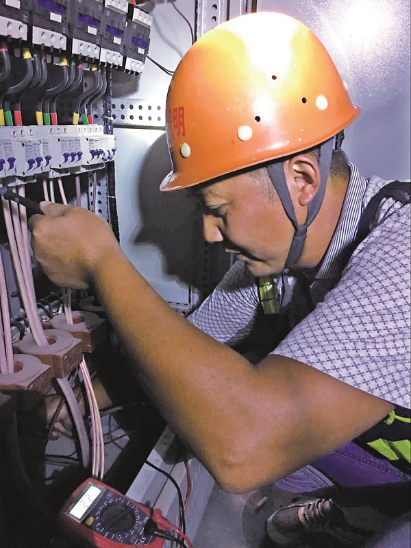 高温下，维修电工正在检修路灯控制柜。.JPG