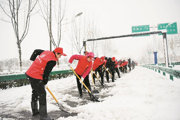 团省委与万年埠街道结对共建开展扫雪除冰志愿活动1.jpg