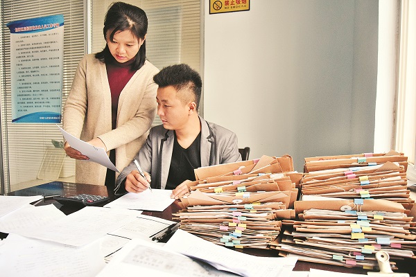 贾大郢社区两委新成员贾云正在整理征迁材料.JPG