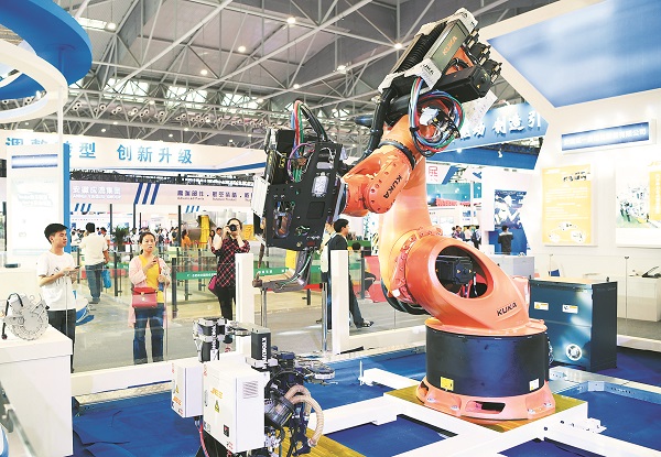 巨一自动化焊接机器人展示.jpg