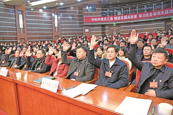 人大代表举手表决通过大会各项决议2.jpg