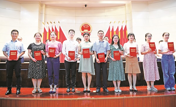 荣获“优秀班主任、优秀支教教师、教学新秀”的同志代表上台领奖 (2)_看图王.JPG