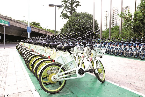 共享单车配图 万达广场附近整齐停放的共享单车.jpg