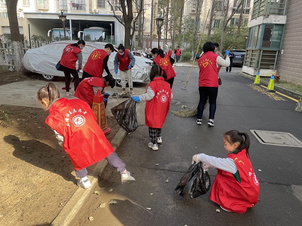 小志愿者们在小区内清理垃圾.jpg