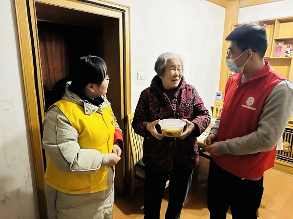 （三）社区工作人员和志愿者为老人送去热气腾腾的“暖心”饺子.jpg